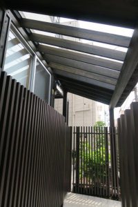 １階和室窓の上には明かり取りのトップライトを差掛け屋根に仕込んでいる